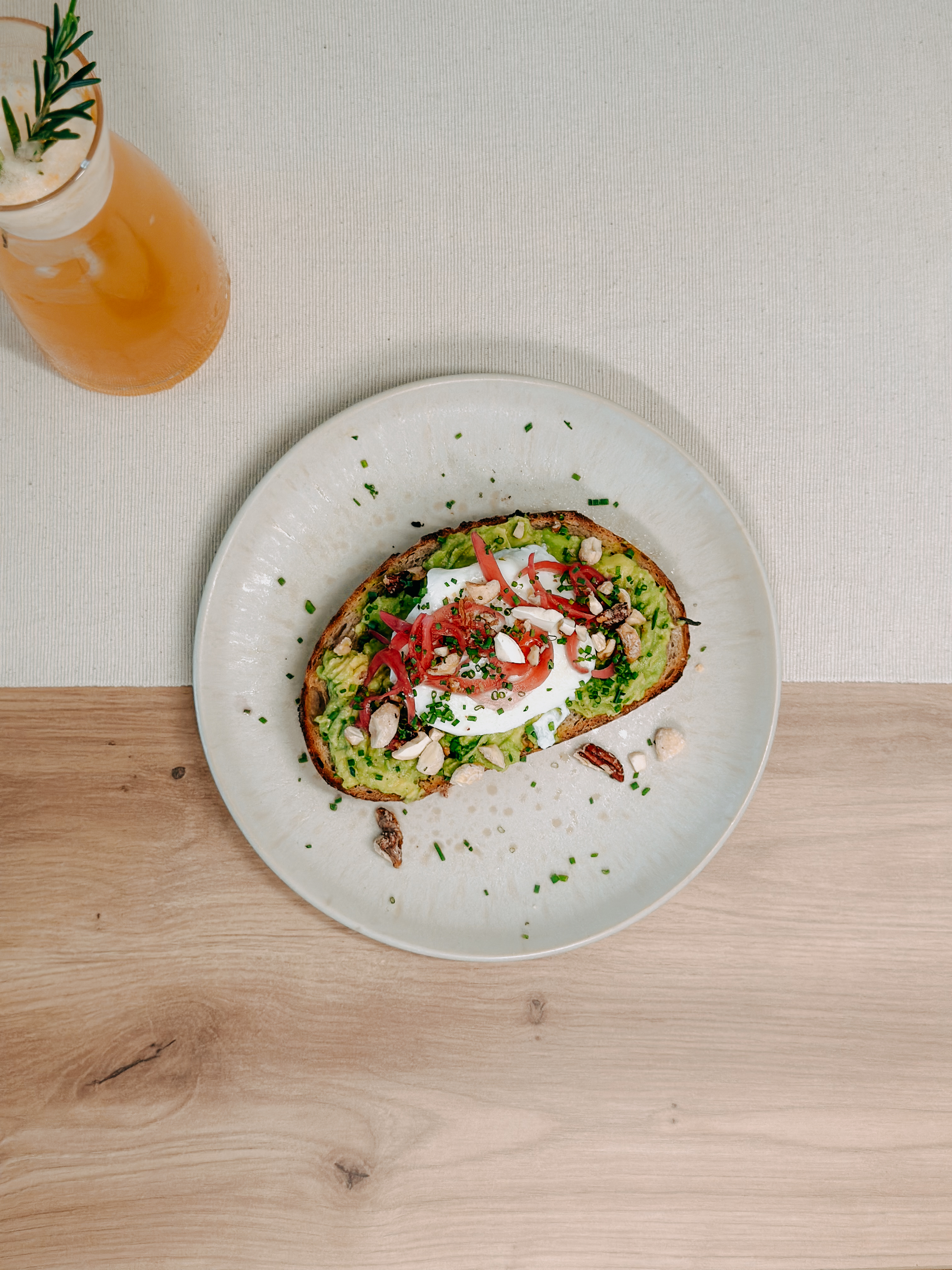 All I Avo Wanted, unser Avocado Toast als Signature Dish – frischer Brunchmoment im gemütlichen Lokal Sagmeister Brunch Club in Jeging, Oberösterreich.