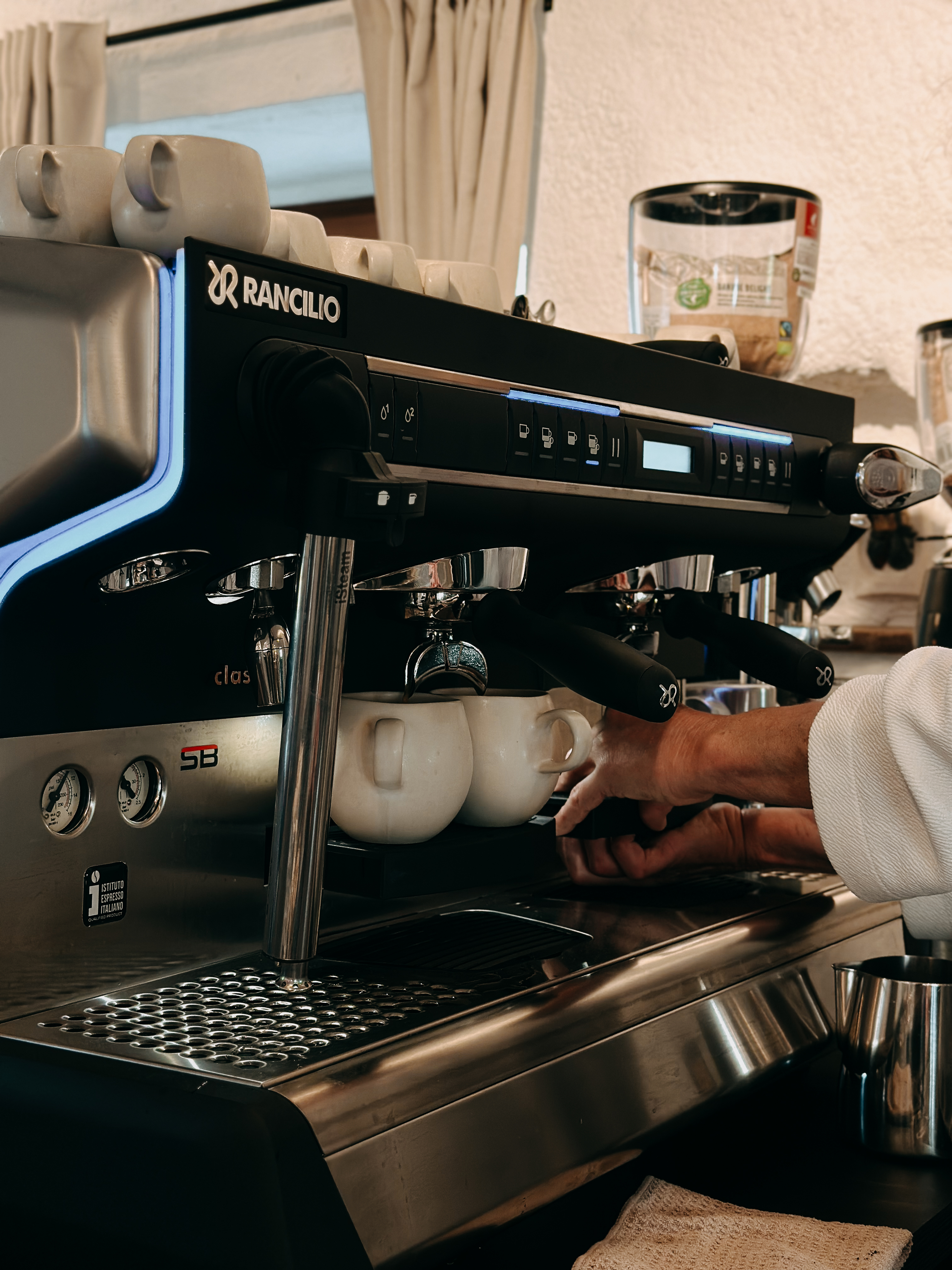 Frisch gebrühter Kaffee in gemütlicher Café-Atmosphäre – liebevoll zubereitet in Jeging, Oberösterreich.