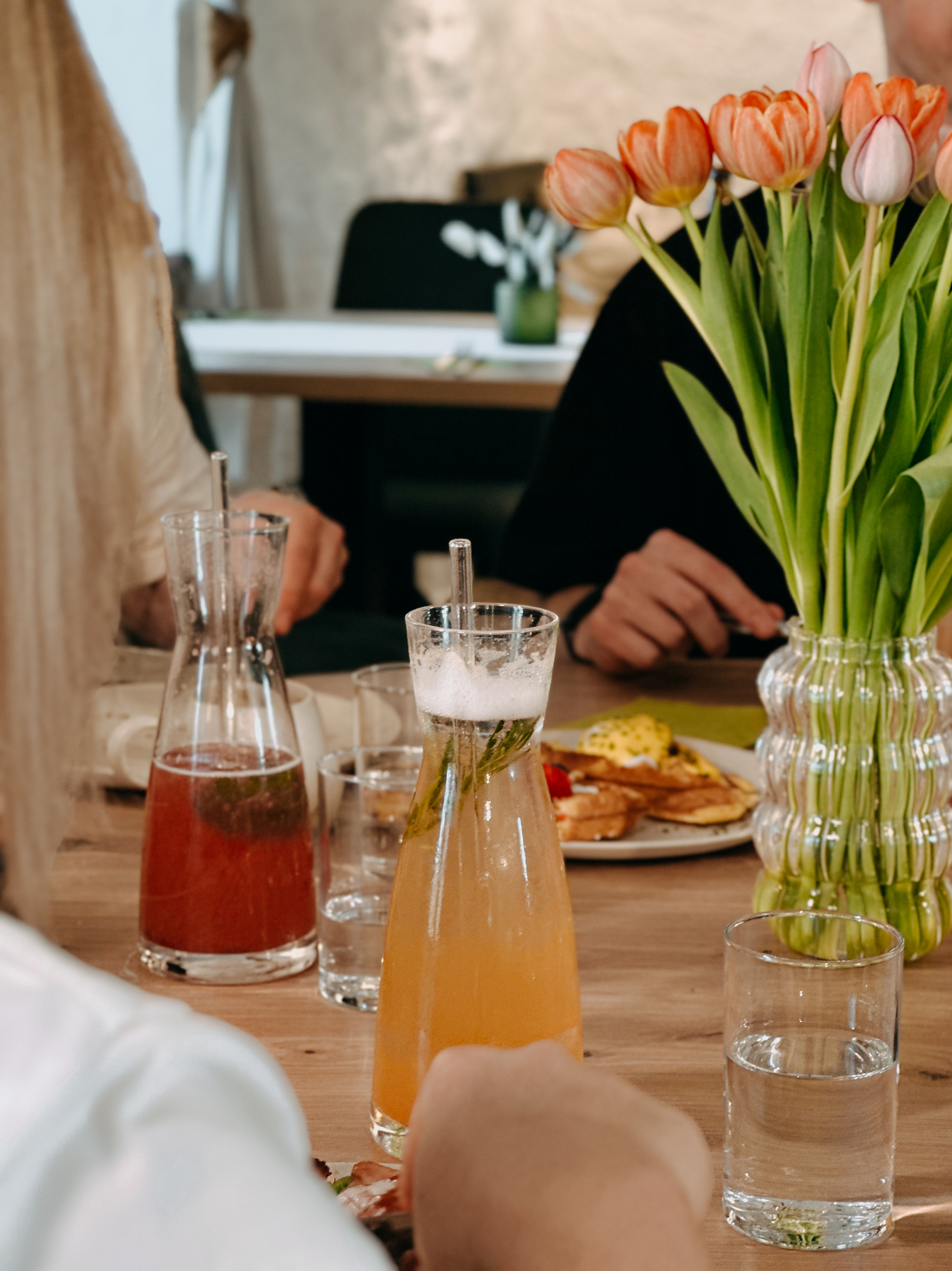 Brunchgenuss mit hausgemachten Limonaden und liebevoll gedecktem Tisch im Café in Jeging, Oberösterreich – erfrischend, regional und einladend.
